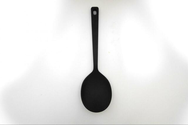 【無印良品 シリコーン調理スプーン】レギュラーサイズはながら約26cm、重さ約100g