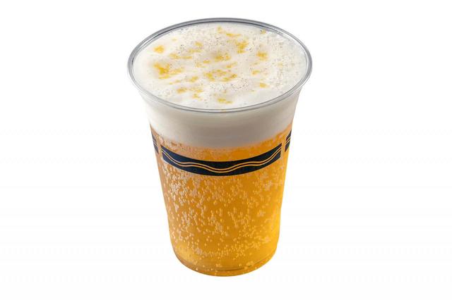 「東京ディズニーシー20周年：タイム・トゥ・シャイン！」ビアカクテル（レモンジンジャーシロップ） 780円｜バーナクル・ビルズ