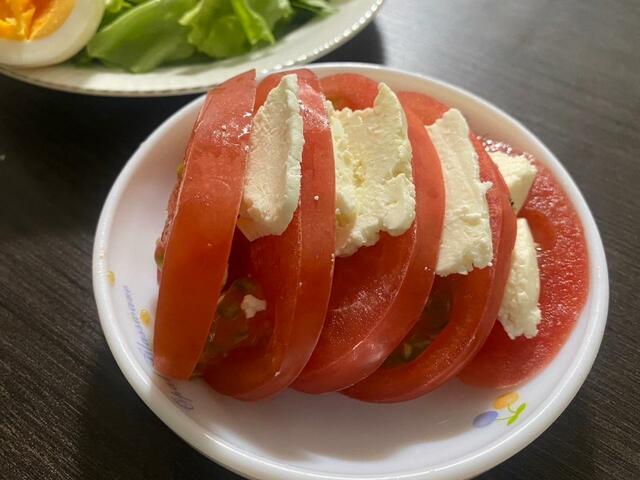 【コストコ カッテージチーズ】スライスしてトマトに挟めばカプレーゼに