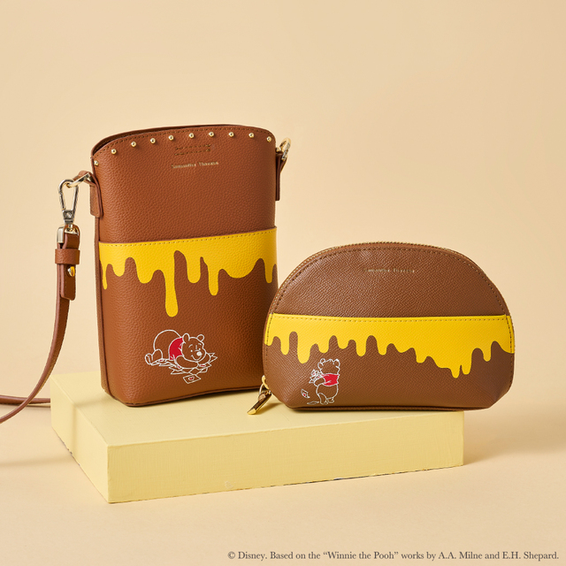 スマホショルダーバッグ 17,600円、ポーチ 10,450円|Samantha Thavasa(サマンサタバサ)『くまのプーさん』コレクション