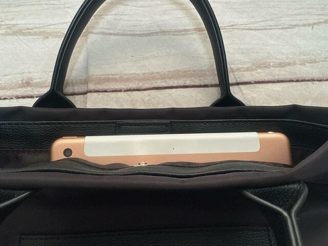 iPadを入れると、口のボタンが留まらないので要注意！