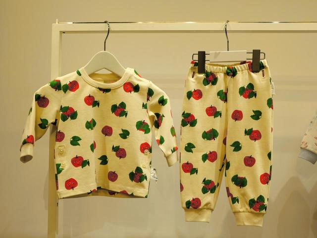 tupera tuperaの絵本『くだものさん』のキャラクターが描かれたパジャマ「絵本コレクションパジャマ　tupera tupera くだものさん」(1500円）©tupera tupera/Gakken