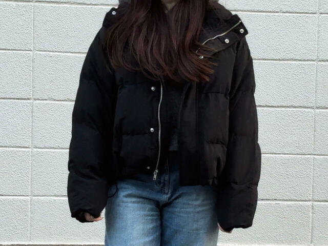 オーバーサイズ＆ショート丈でトレンドを抑えたシルエット