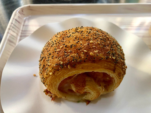 【マンダリン オリエンタル 東京　モーニングBセット（ハムチーズクロワッサン）】パリリパリ香ばしい生地と柔らかくジューシーなハムの相性が最高