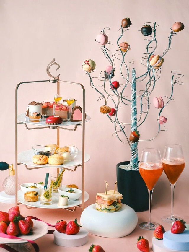 【センタラグランドホテル大阪「ストロベリー＆ショコラアフタヌーンティー」】アフタヌーンティーは、ウェルカムドリンク、スイーツ11種、セイボリー6種、スコーン2種、コーヒー・紅茶のフリーフローつき