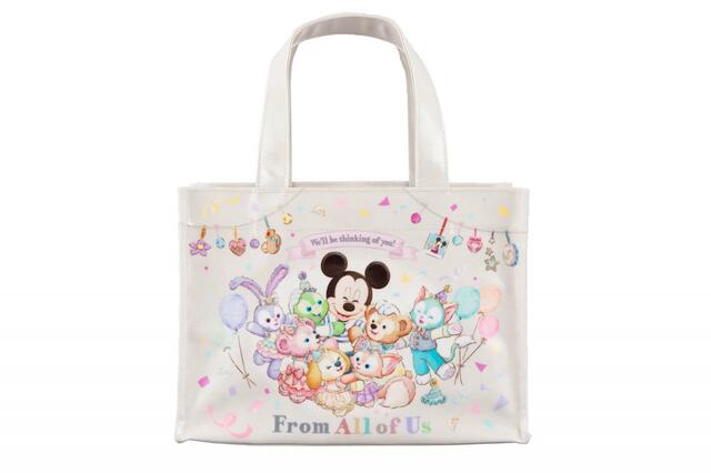 トートバッグ 3,200円｜サイズ：幅約26×高さ約19×マチ約10cm｜“ダッフィー＆フレンズのフロム・オール・オブ・アス”第2弾グッズ｜東京ディズニーリゾート40周年“ドリームゴーラウンド”｜発売日：2023年5月18日（木）｜販売店舗：東京ディズニーシー「 マクダックス・デパートメントストア」