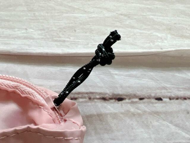 ファスナートップにはおしゃれな紐付き