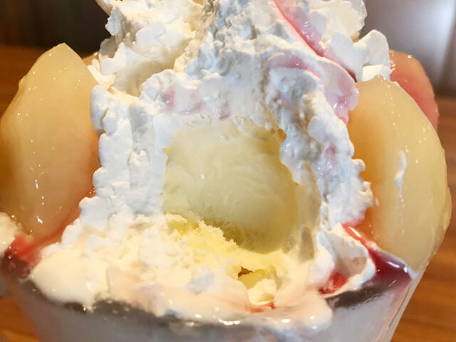 ホイップクリームの中には、濃厚なカスタード風バニラアイスがたっぷりと！【びっくりドンキーのジョッキパフェ（ピーチ）】