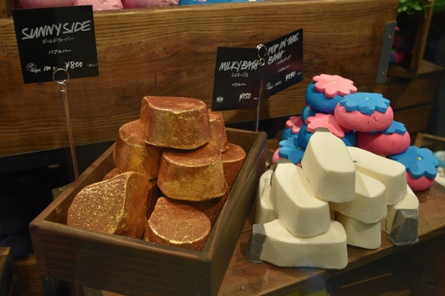 ゴールドのラメがキラキラするバスボム