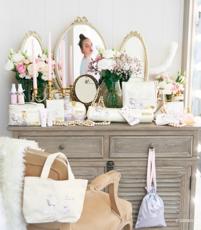 トートバッグ（1,500円）、棚の上に置いたハンドクリーム（各1,200円）、巾着（1,800円）ほか