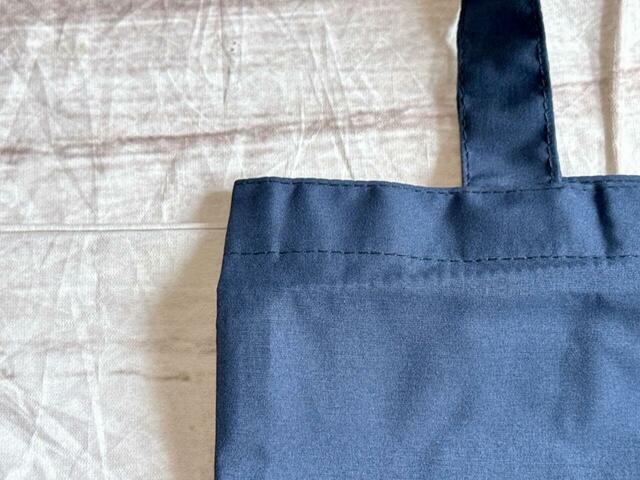 素材はポリエステル。トレンドのプレッピーに合うネイビーカラー