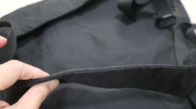 【niko and ... オリジナルギャザーライトデイパック】ショルダーベルトは薄め。手持ち時や収納時も邪魔になりにくいです◎