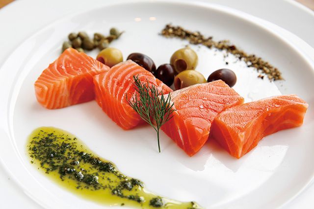 「熟成肉」の名店／キアオラ ステーキ＆グリル（汐留）　NZオーラキングサーモンのミキュイ 1600円（税別）