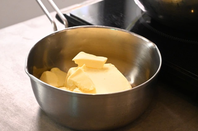 【アンリ・シャルパンティエ/フィナンシェ・オ・ショコラ制作風景】オリジナルの発酵バターを使用