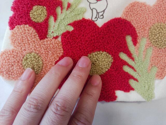 さがら織のお花は、ぬいぐるみのような手触り♪