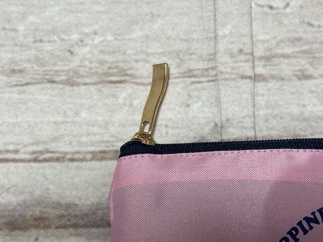 ファスナーの引き手はゴールドで大人かわいいポイントに！