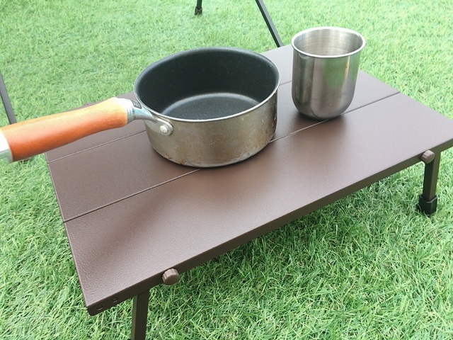 【ワークマン アルミテーブル】小さい鍋やコップを置くのにも使えます