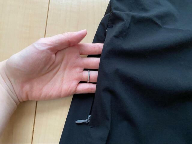 【ワークマン レディースエアロクラスターガーデニングワンピース】右側のポケットはファスナー付きで、スマホや鍵など大事なものも落ちにくいです◎