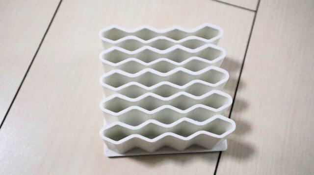 【セリア ステーショナリースタンド】カラーはホワイトとブラックの2種類です