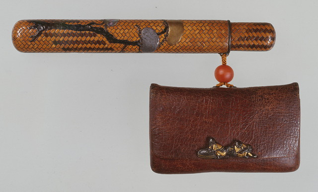 たばこ入れ：「蒲団革腰差したばこ入れ」全景