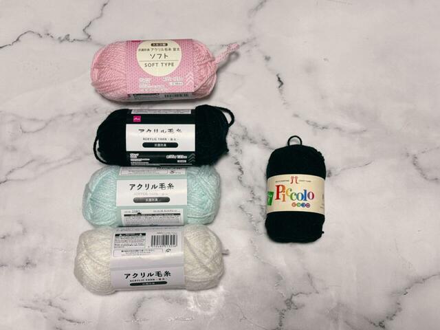 左側の並太毛糸はダイソーで、右側の中細毛糸は手芸店で購入