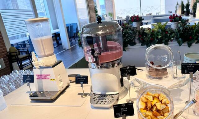 【レストラン グランサンク ストロベリーパルフェ工房】いちごミルクはそのまま飲んで