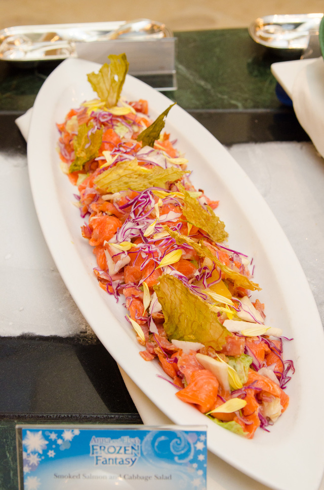 「シャーウッドガーデン・レストラン」ディナーブッフェ スモークサーモンとキャベツのサラダ|東京ディズニーランドホテル 2016年「アナとエルサのフローズンファンタジー」