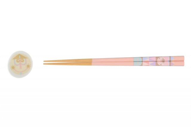 箸＆箸置き 1,800円｜サイズ：（箸）長さ約23cm （箸置き）縦約5×横約4cm｜販売店舗：東京ディズニーランド「キングダム・トレジャー」、東京ディズニーシー「ヴィラ・ドナルド・ホームショップ」