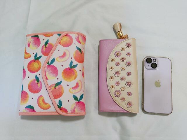 長財布の横の長さと同じくらい【LOVERARY BY FEILER(ラブラリー バイ フェイラー)多機能ケースBOOK STRAWBERRY DOTS】発売日:2023年7月7日、価格:2,695円(税込)