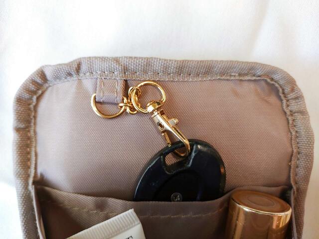 【NATURAL BEAUTY BASIC（ナチュラルビューティーベーシック）ガバッと開くスマホポーチ】鍵を取り付けることも可能