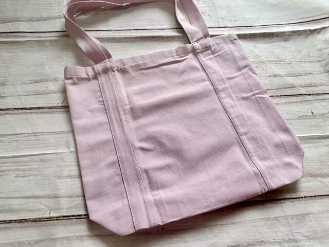 バックはシンプルなデザイン【ZARA（ザラ）】ウォールペーパー テキスト トートバッグ：1,690円（税込）