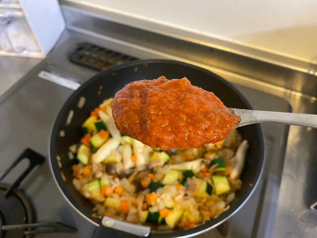 【業務スーパー トリノでつくったトマトソース】炒めた野菜と合わせてオリジナルソースに。