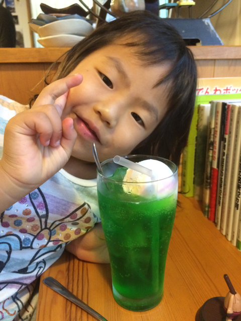 子ども大好き、クリームソーダ