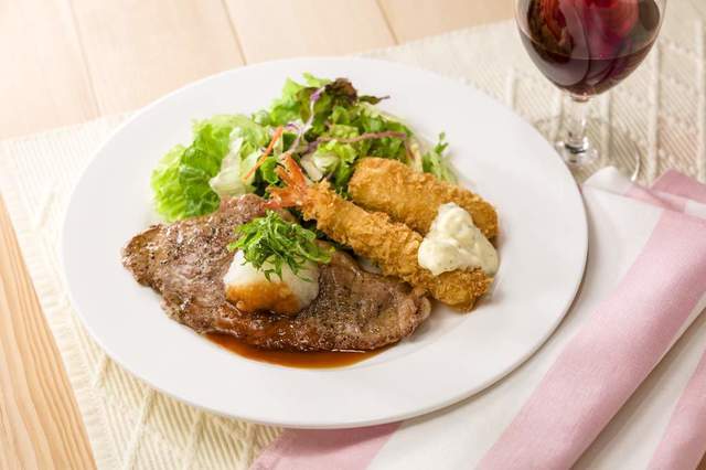 薄切りサーロイングリルとミックスフライのサラダ仕立て