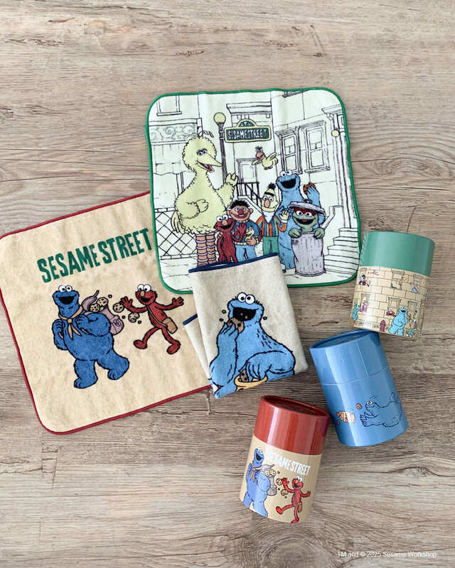 【SM2×セサミストリート】【SESAME STREET meets Samansa Mos2 home’s】「ケース入りハンカチ」カラー:レッド/グリーン/ブルー、価格:¥2,750/ボトルは小物入れやペンケースとして使っても◎