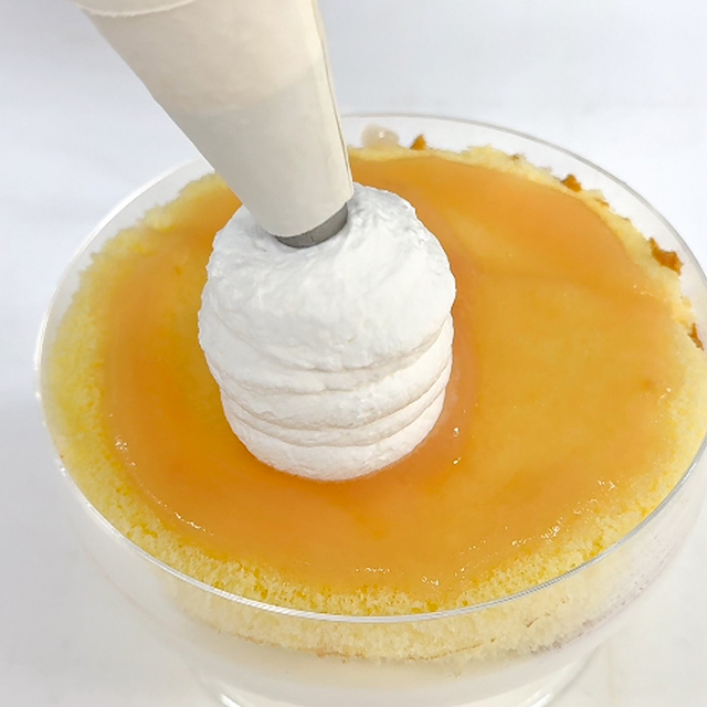 たいよう自慢の「濃厚な九州産純生クリーム」を絞る。【お菓子のたいようのビッグパフェ3種】