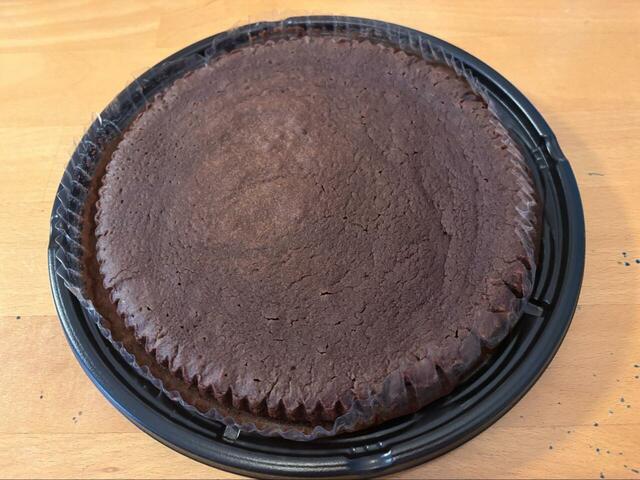 【ロピア シェアするクラシックガトーショコラ】家族でシェアするのにぴったりで、8等分くらいがちょうどよい分量です◎