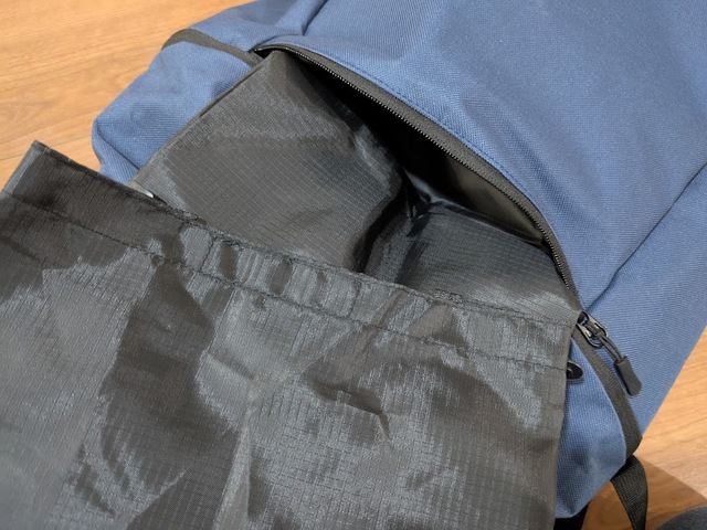 【ワークマン シューズ＆ヘルメットINデイパック】ヘルメット収納バッグを取り出し、リュックのDカンに取り付ければ外付け収納も可能！