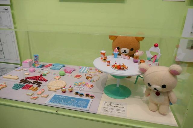 Netflixシリーズ『リラックマと遊園地』の撮影で使用されたセットや小物