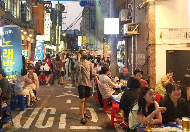 乙支路3街駅前のノガリ横丁。現在、写真右手のブロックは再開発で消滅している。この辺りでは生ビール500㏄が3500ウォンで飲める