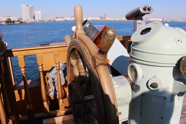 リアルな操縦席も