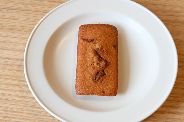 【カドー ドゥ】「フィナンシェ キャラメル」のポイントは焼き上げる直前に散らされた「デコキャラ（キャラメリゼ飴）」