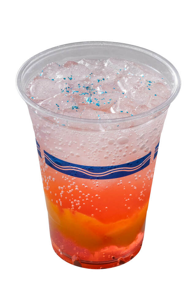 スパークリングカクテル(パッションフルーツリキュール&ピーチ) 780円|東京ディズニーリゾート40周年“ドリームゴーラウンド”スペシャルメニュー