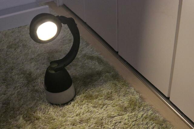 【ワークマン ヴァリアブル ランタンライト 乾電池式】取っ手をライトのアームにすればスタンドライトとしても使える