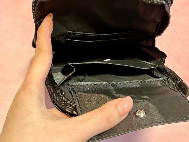 『GLOW(グロー)3月号』コイン入れはマチ付きなので出し入れがしやすい!