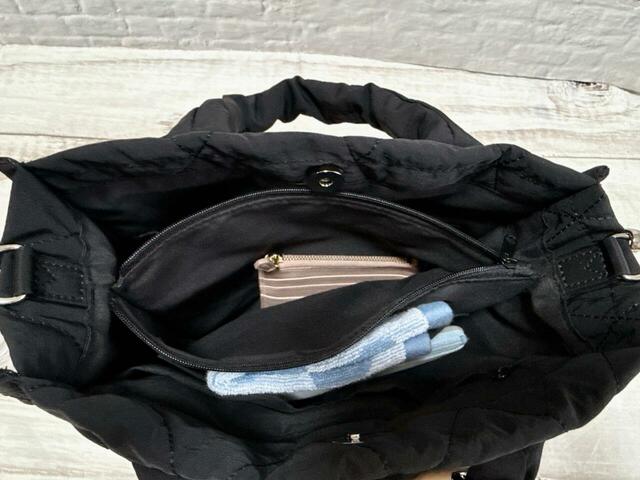 中央の仕切りポケットには財布をイン。オープンポケットにはミニタオルを収納