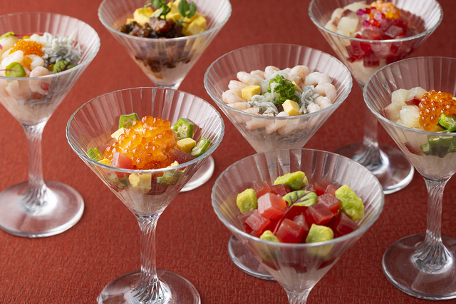 「リラッサ海鮮パフェ（ディナー限定）」＜期間：2025年10月1日～12月19日＞【東京ドームホテルに「海鮮パフェ」や「紅ズワイ蟹」「メロン」など、北海道の魅力溢れるメニューが勢揃い！『北海道グルメブッフェ 2025』開催！】