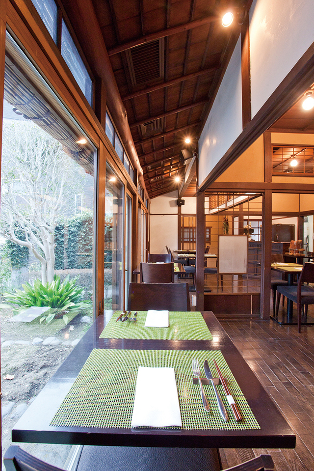 長谷 ・ESSELUNGA／縁側を活かした明るい窓際の特等席。