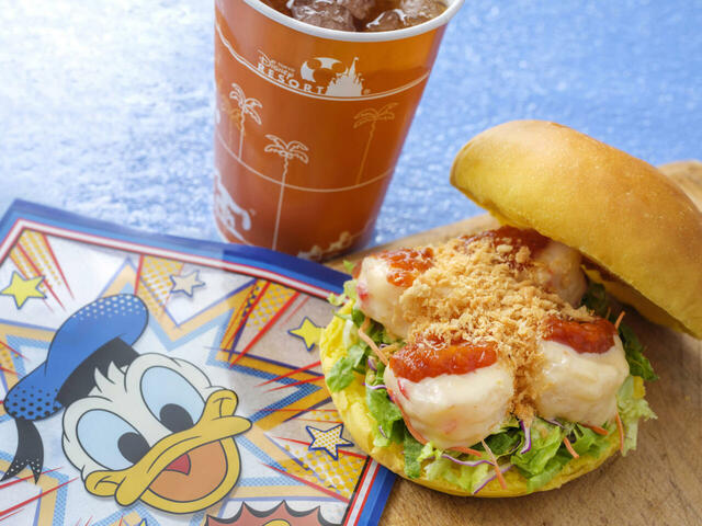 スペシャルセット 1,080円｜販売店舗：スウィートハート・カフェ｜ 東京ディズニーランド ディズニー・パルパルーザ「ドナルドのクワッキー・ダック！ダック！ダックシティ！」スペシャルグッズスペシャルメニュー