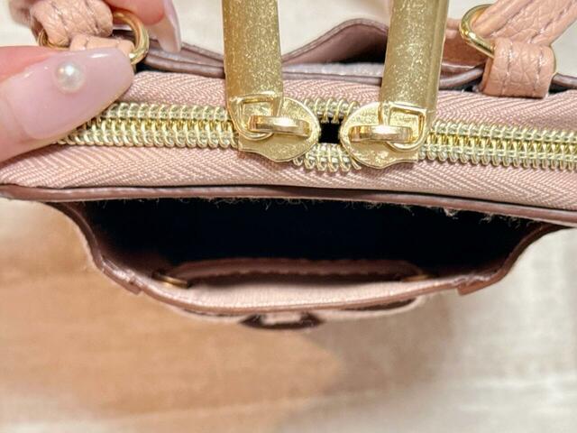 フロントにはマチ付きポケットを配置【VIS フラワーカットスマホショルダー PINK】